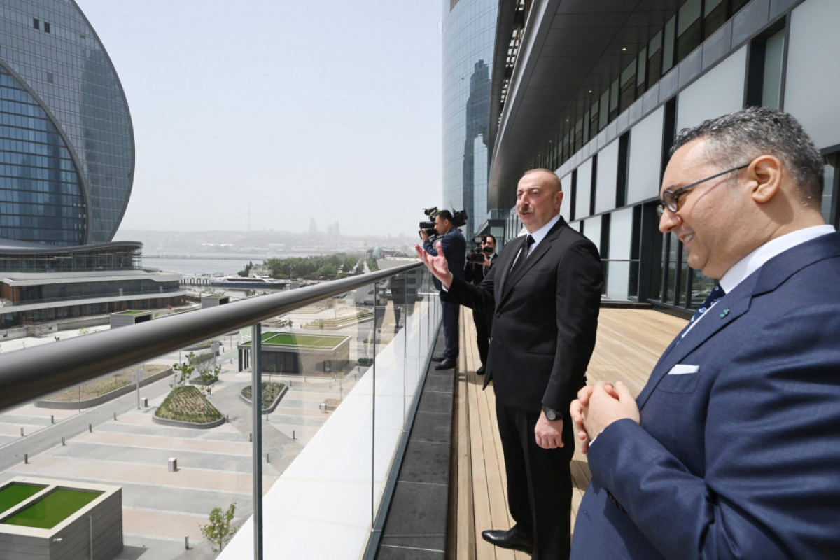 Le président Ilham Aliyev et son épouse Mehriban Aliyeva participent à la présentation du projet Cresent Bay et à l’inauguration du centre commercial Crescent Mall