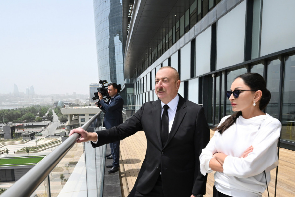 Le président Ilham Aliyev et son épouse Mehriban Aliyeva participent à la présentation du projet Cresent Bay et à l’inauguration du centre commercial Crescent Mall