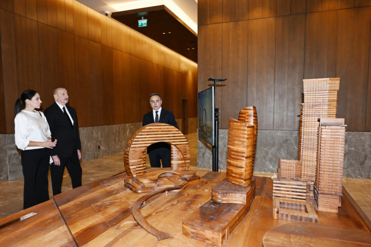 Le président Ilham Aliyev et son épouse Mehriban Aliyeva participent à la présentation du projet Cresent Bay et à l’inauguration du centre commercial Crescent Mall