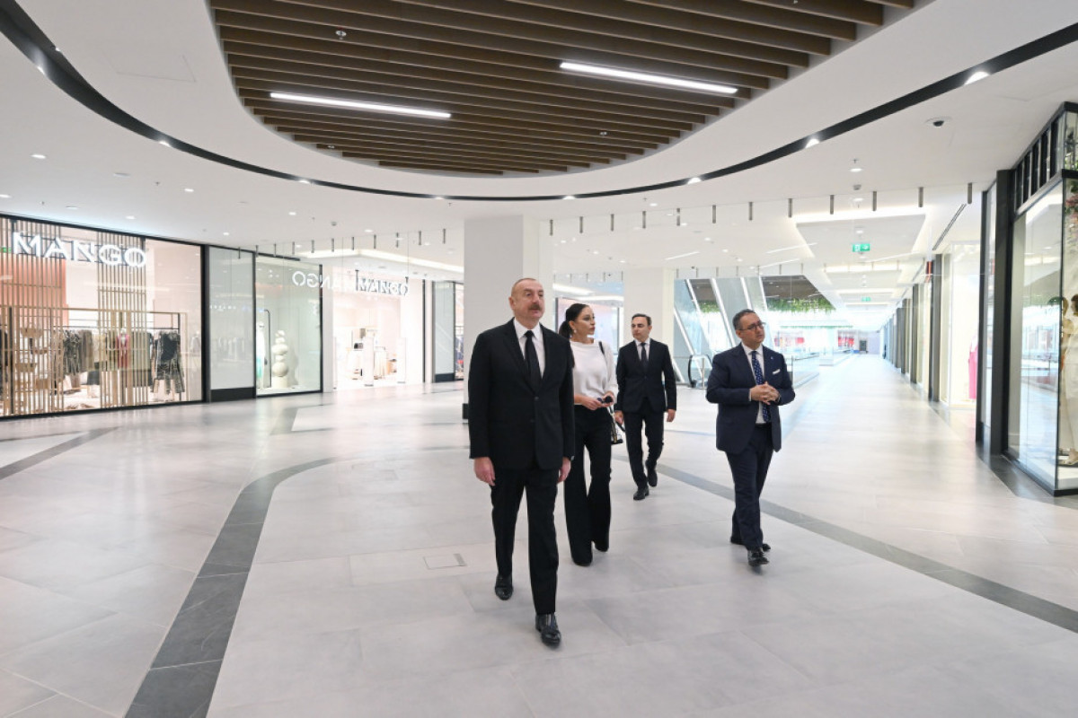 Le président Ilham Aliyev et son épouse Mehriban Aliyeva participent à la présentation du projet Cresent Bay et à l’inauguration du centre commercial Crescent Mall