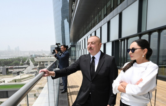 Le président Ilham Aliyev et son épouse Mehriban Aliyeva participent à la présentation du projet Cresent Bay et à l’inauguration du centre commercial Crescent Mall
