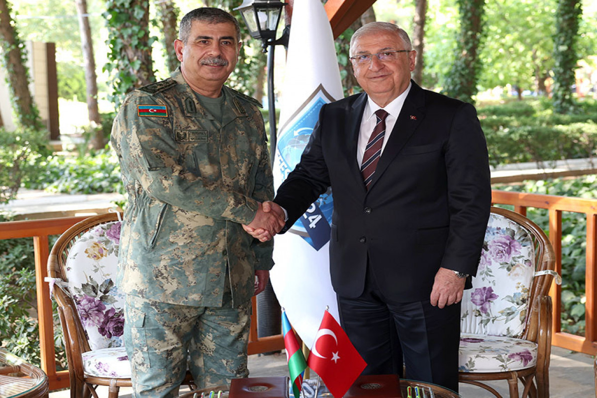 Le ministre de la Défense Zakir Hassanov rencontre son homologue turc