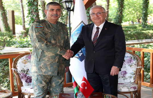 Le ministre de la Défense Zakir Hassanov rencontre son homologue turc