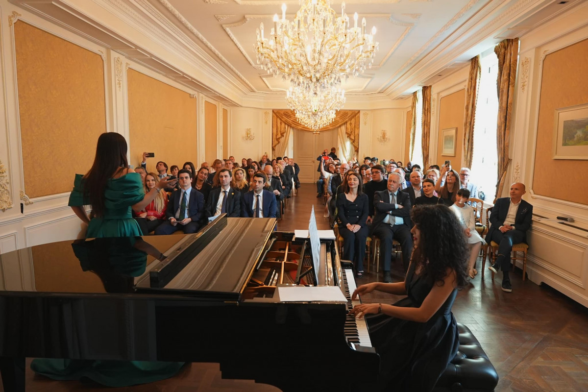 Jour de l’indépendance azerbaïdjanaise célébré à Paris