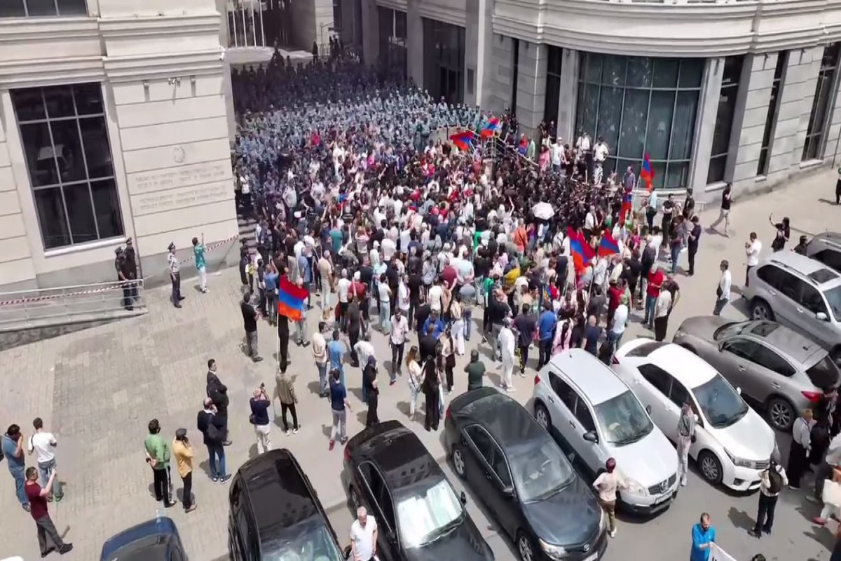 Des affrontements entre la police et les manifestants devant le bâtiment du ministère arménien des Affaires étrangères - <span class="red_color">Vidéo - Mise à Jour