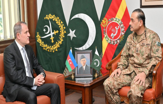 Le ministre azerbaïdjanais des Affaires étrangères rencontre le chef d'état-major de l'armée pakistanaise