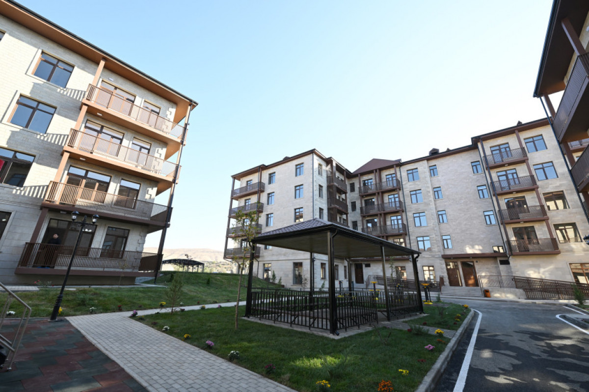 Le président de la République participe à l’inauguration d’un complexe résidentiel construit à Djabraïl - Photo 