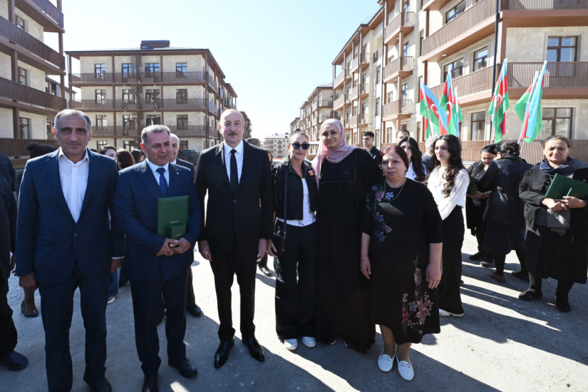 Le président de la République participe à l’inauguration d’un complexe résidentiel construit à Djabraïl - Photo 