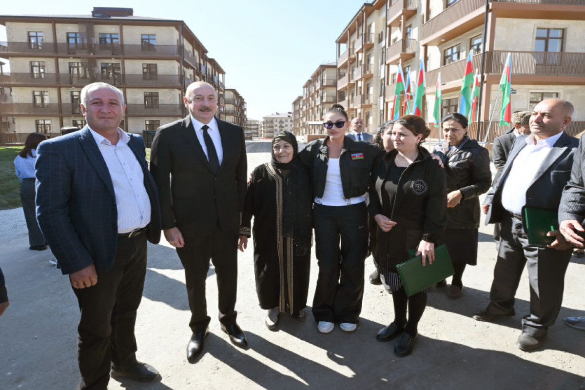 Le président de la République participe à l’inauguration d’un complexe résidentiel construit à Djabraïl - Photo 