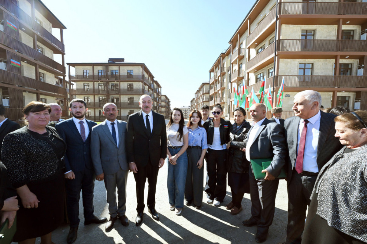 Le président de la République participe à l’inauguration d’un complexe résidentiel construit à Djabraïl - Photo 