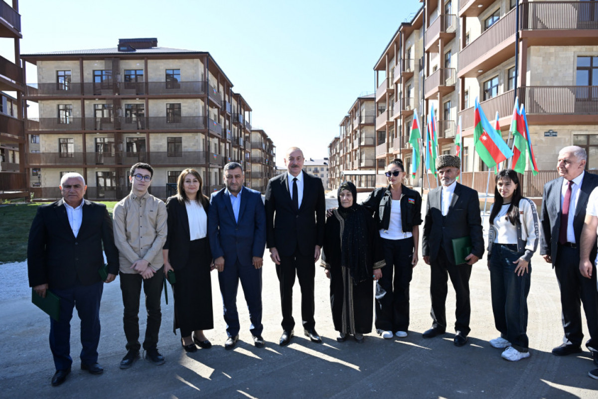 Le président de la République participe à l’inauguration d’un complexe résidentiel construit à Djabraïl - Photo 