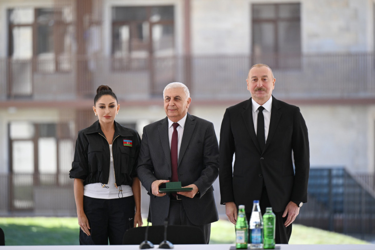 Le président de la République participe à l’inauguration d’un complexe résidentiel construit à Djabraïl - Photo 