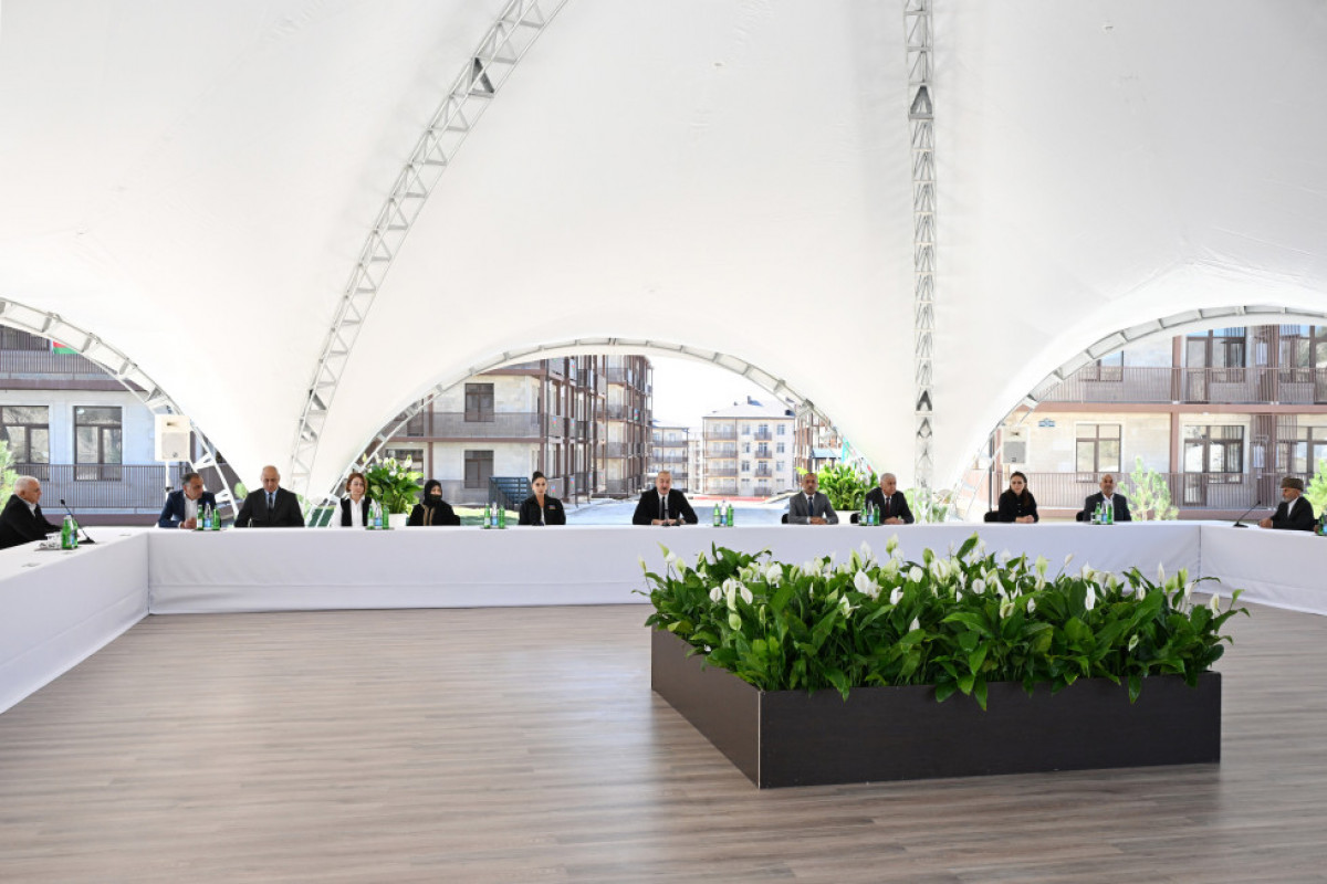 Le président de la République participe à l’inauguration d’un complexe résidentiel construit à Djabraïl - Photo 
