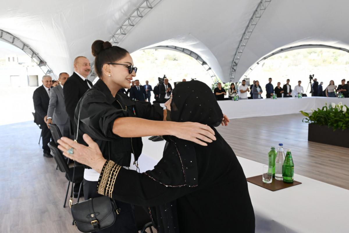 Le président de la République participe à l’inauguration d’un complexe résidentiel construit à Djabraïl - Photo 