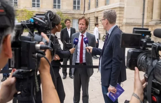 France : Le NFP dépose une première motion de censure contre le gouvernement Barnier