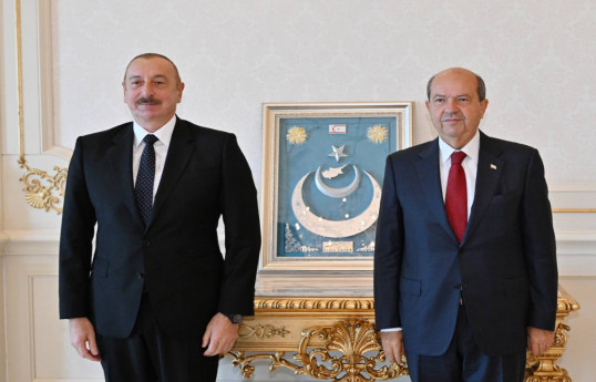 Le président Ilham Aliyev reçoit un coup de fil du président de la République turque de Chypre du Nord