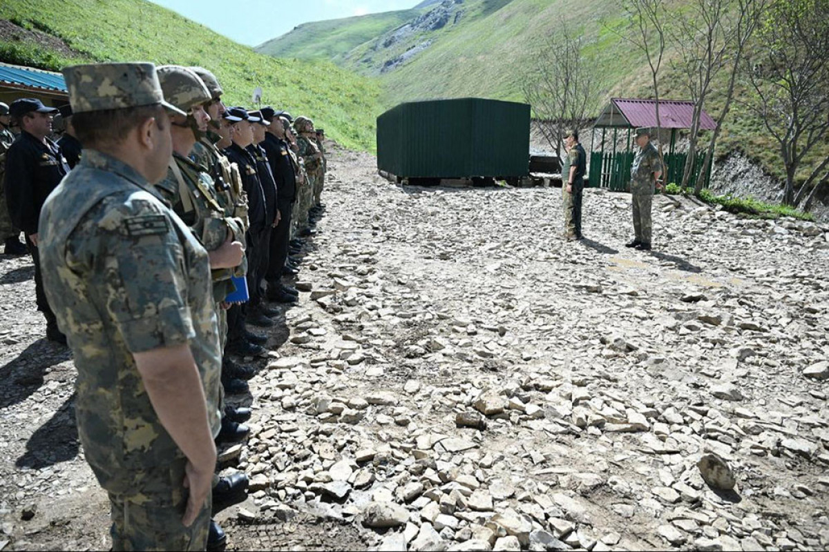 Azerbaïdjan : Le ministre et le vice-ministre de la Défense inspectent l