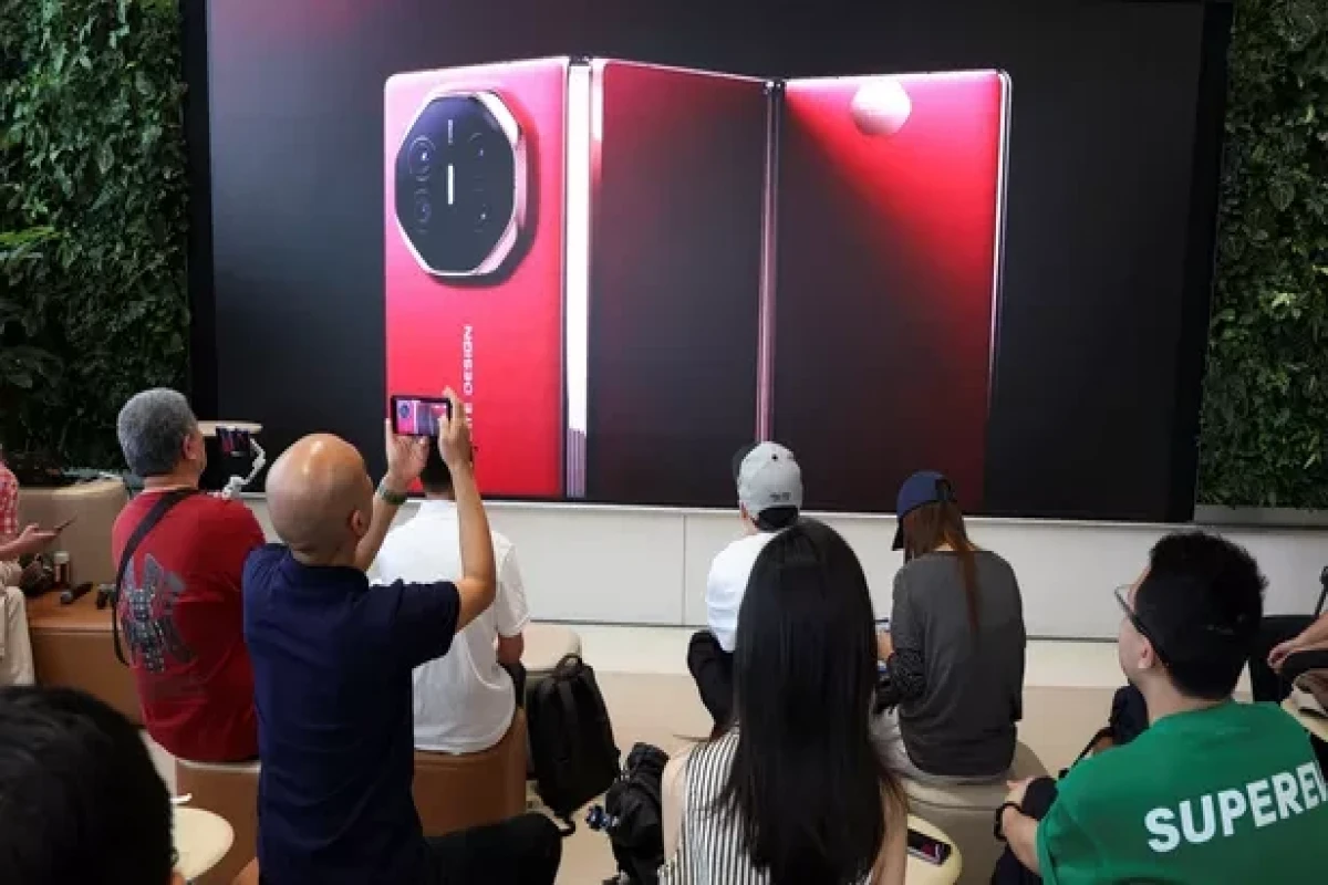Huawei Mate XT : le tout premier téléphone pliable en trois au monde