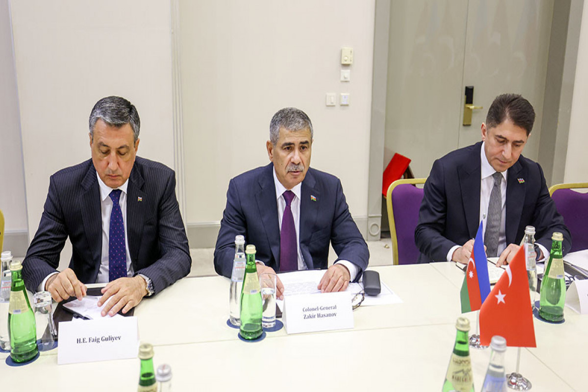 Entretien des ministres azerbaïdjanais et turc de la Défense à Batoumi