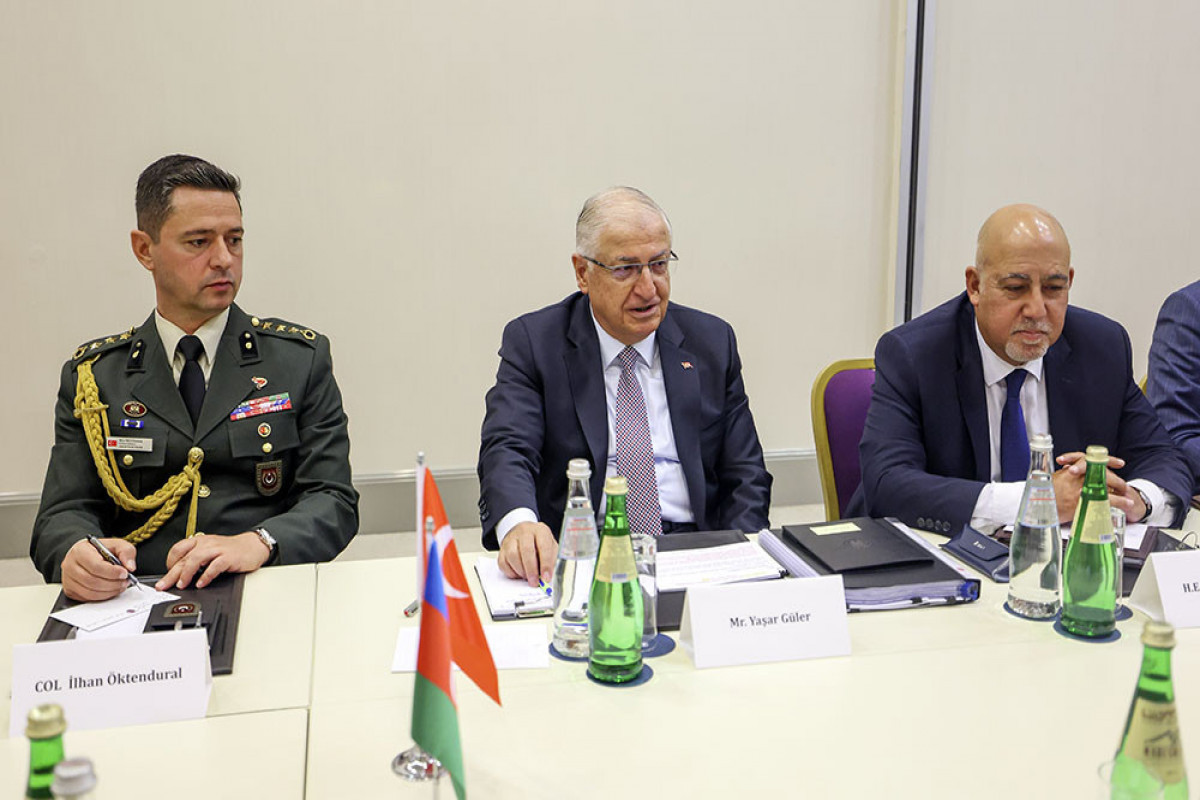 Entretien des ministres azerbaïdjanais et turc de la Défense à Batoumi