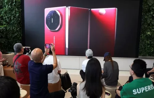 Huawei Mate XT : le tout premier téléphone pliable en trois au monde