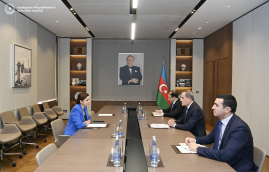 Djeyhoun Baïramov reçoit la nouvelle ambassadrice d'Algérie en Azerbaïdjan