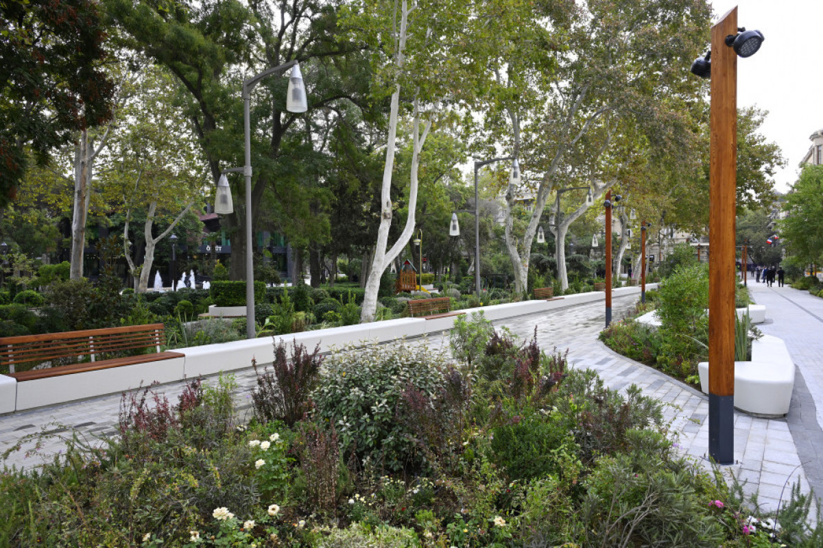 Le président Ilham Aliyev visite le jardin Khagani et ses environs