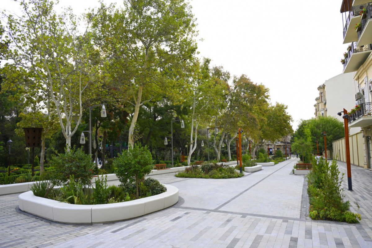 Le président Ilham Aliyev visite le jardin Khagani et ses environs