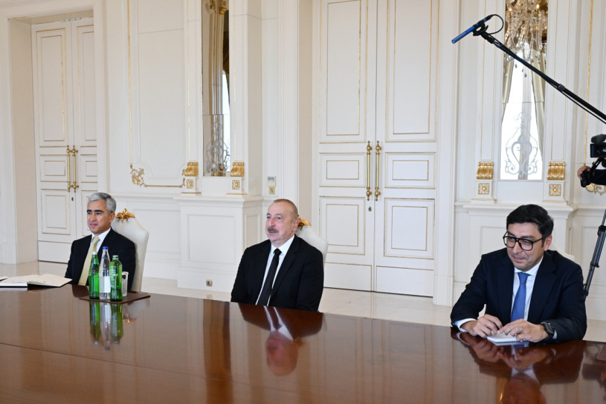 Le président Aliyev reçoit le PDG de la F1, un conseiller exécutif pour la F1 et une supermodel britannique