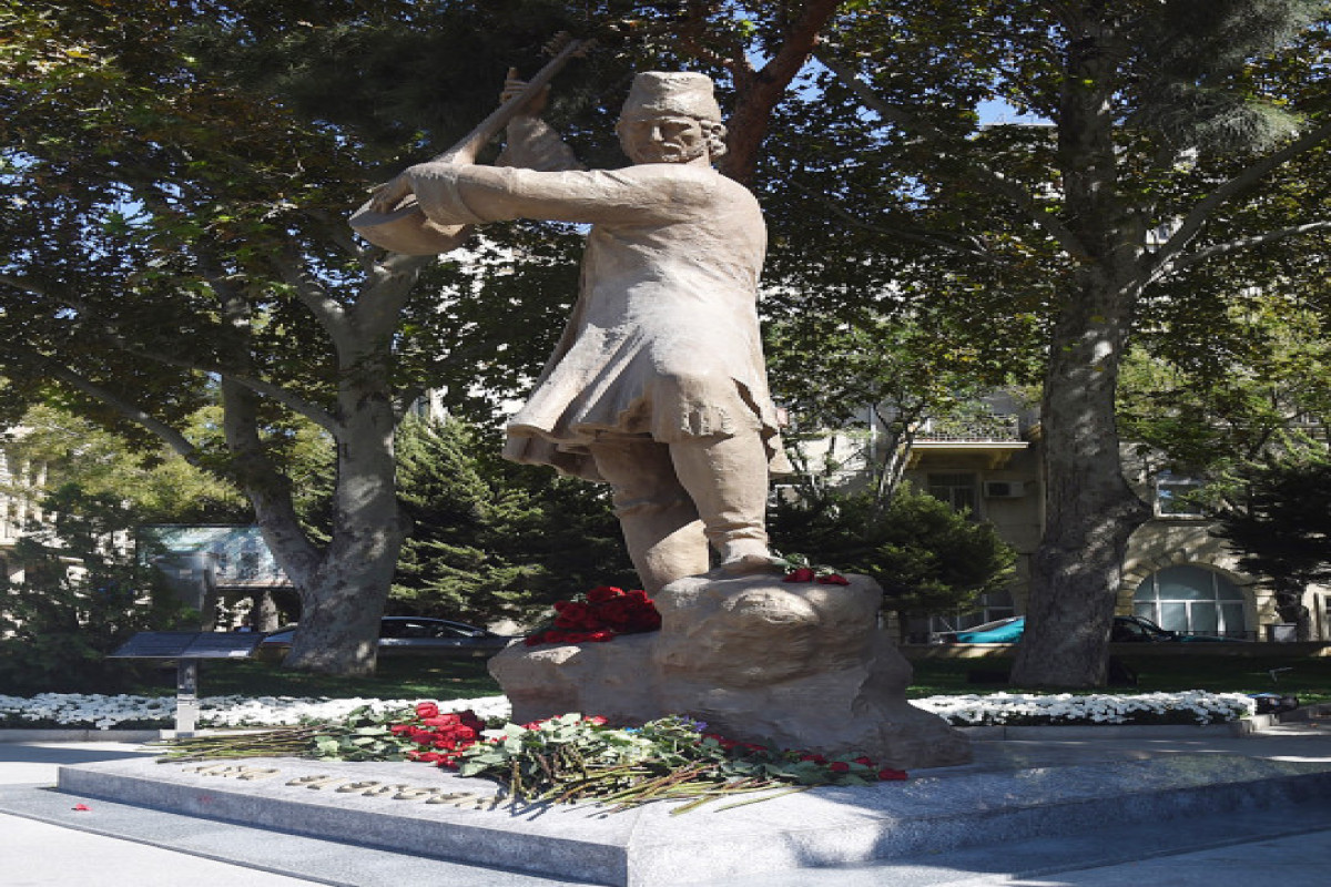 Le président Ilham Aliyev participe au dévoilement de la statue d’Achoug Alesguer à Bakou -Photo 
