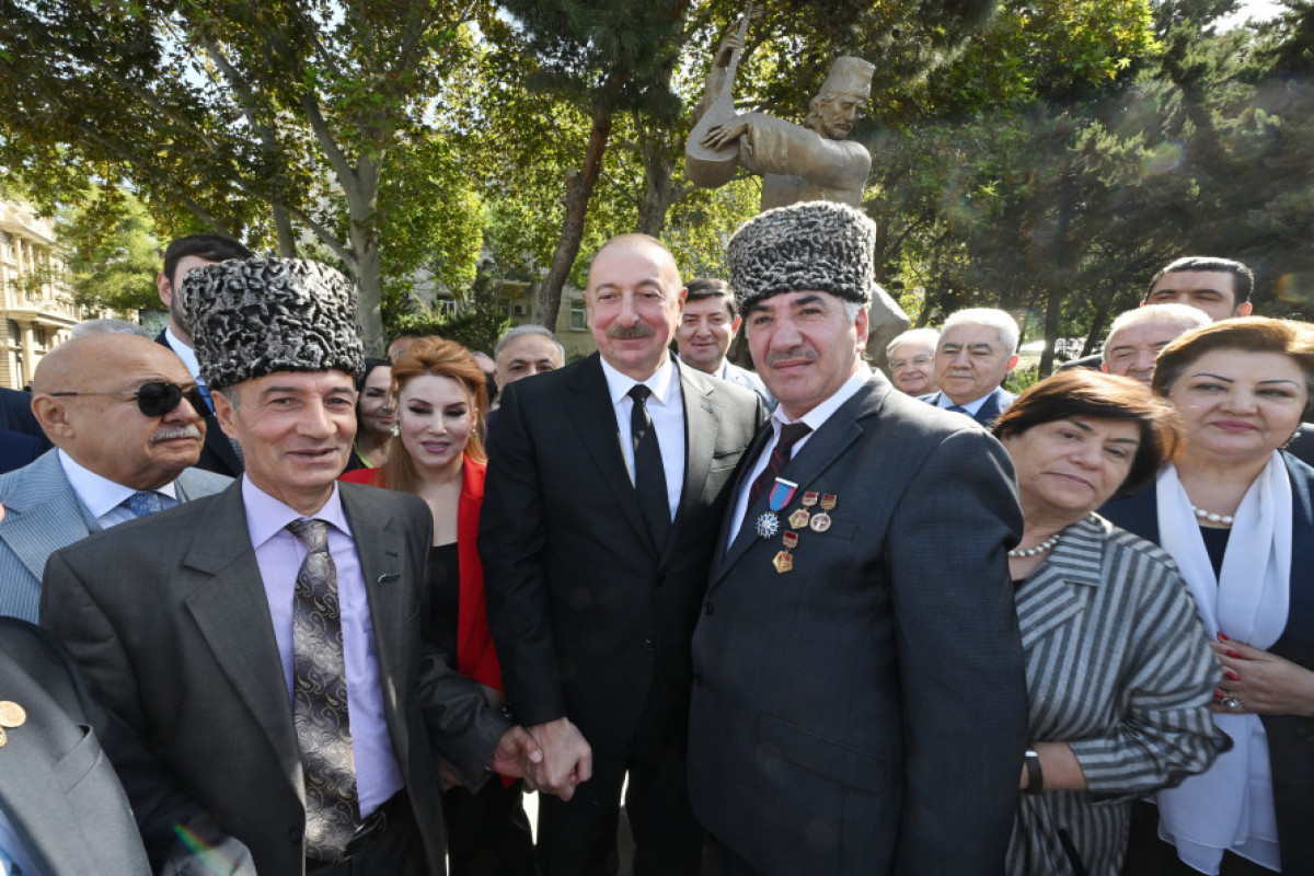 Le président Ilham Aliyev participe au dévoilement de la statue d’Achoug Alesguer à Bakou -Photo 