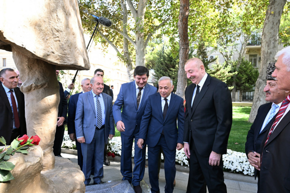 Le président Ilham Aliyev participe au dévoilement de la statue d’Achoug Alesguer à Bakou -Photo 