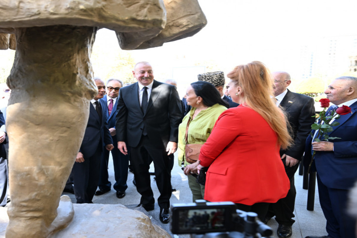 Le président Ilham Aliyev participe au dévoilement de la statue d’Achoug Alesguer à Bakou -Photo 