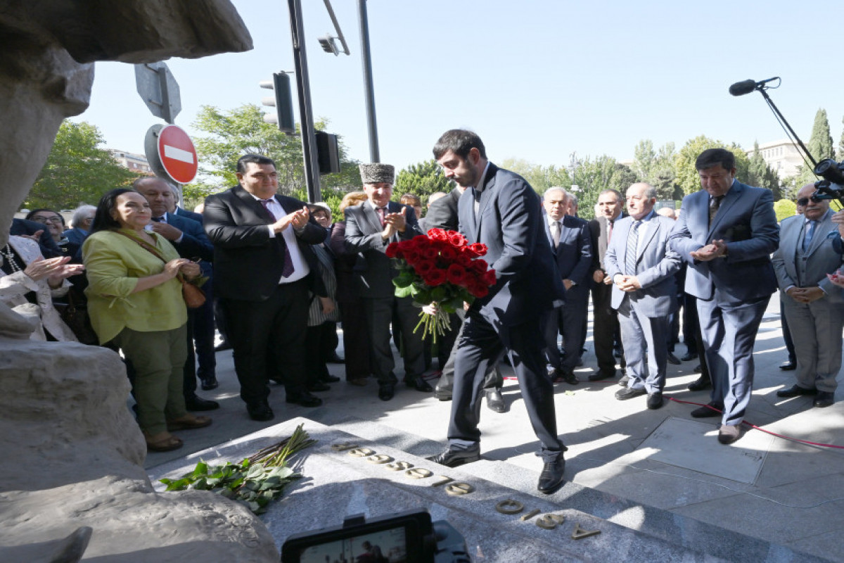 Le président Ilham Aliyev participe au dévoilement de la statue d’Achoug Alesguer à Bakou -Photo 