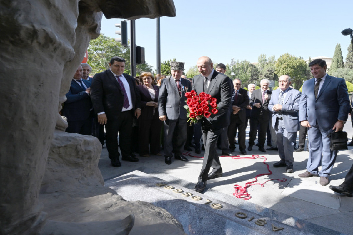 Le président Ilham Aliyev participe au dévoilement de la statue d’Achoug Alesguer à Bakou -Photo 