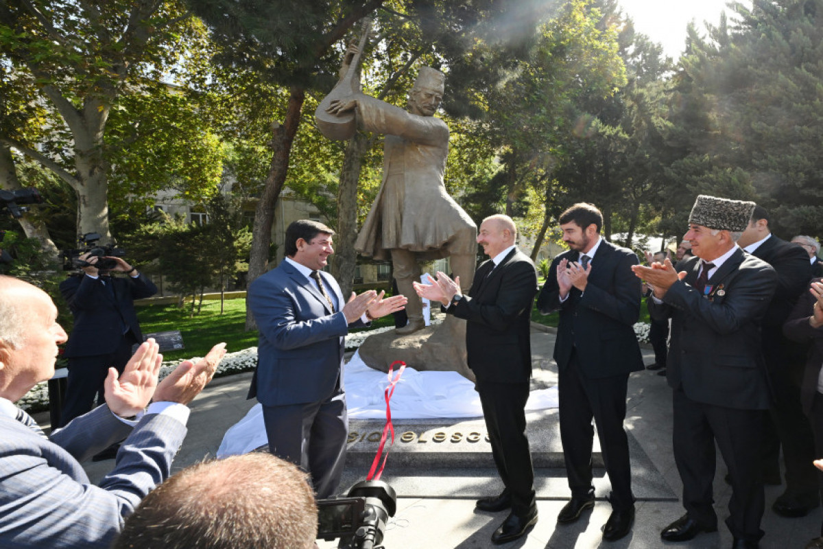 Le président Ilham Aliyev participe au dévoilement de la statue d’Achoug Alesguer à Bakou -Photo 