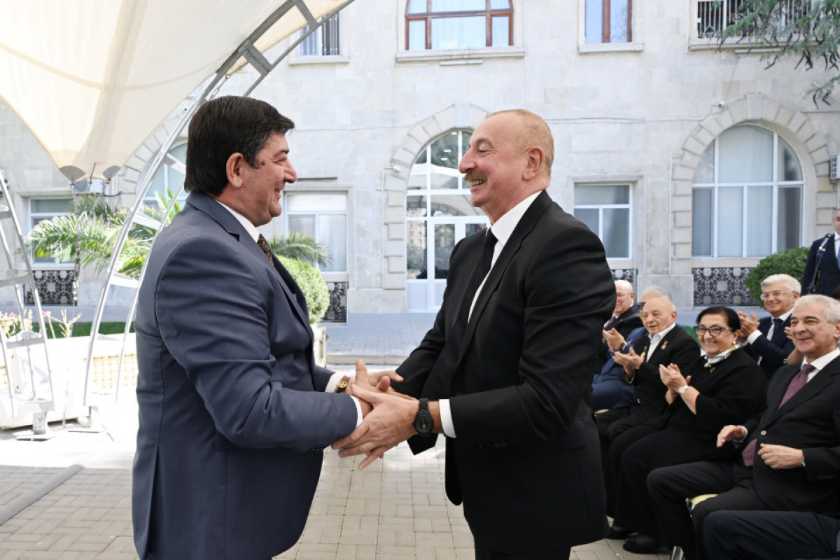 Le président Ilham Aliyev participe au dévoilement de la statue d’Achoug Alesguer à Bakou -Photo 