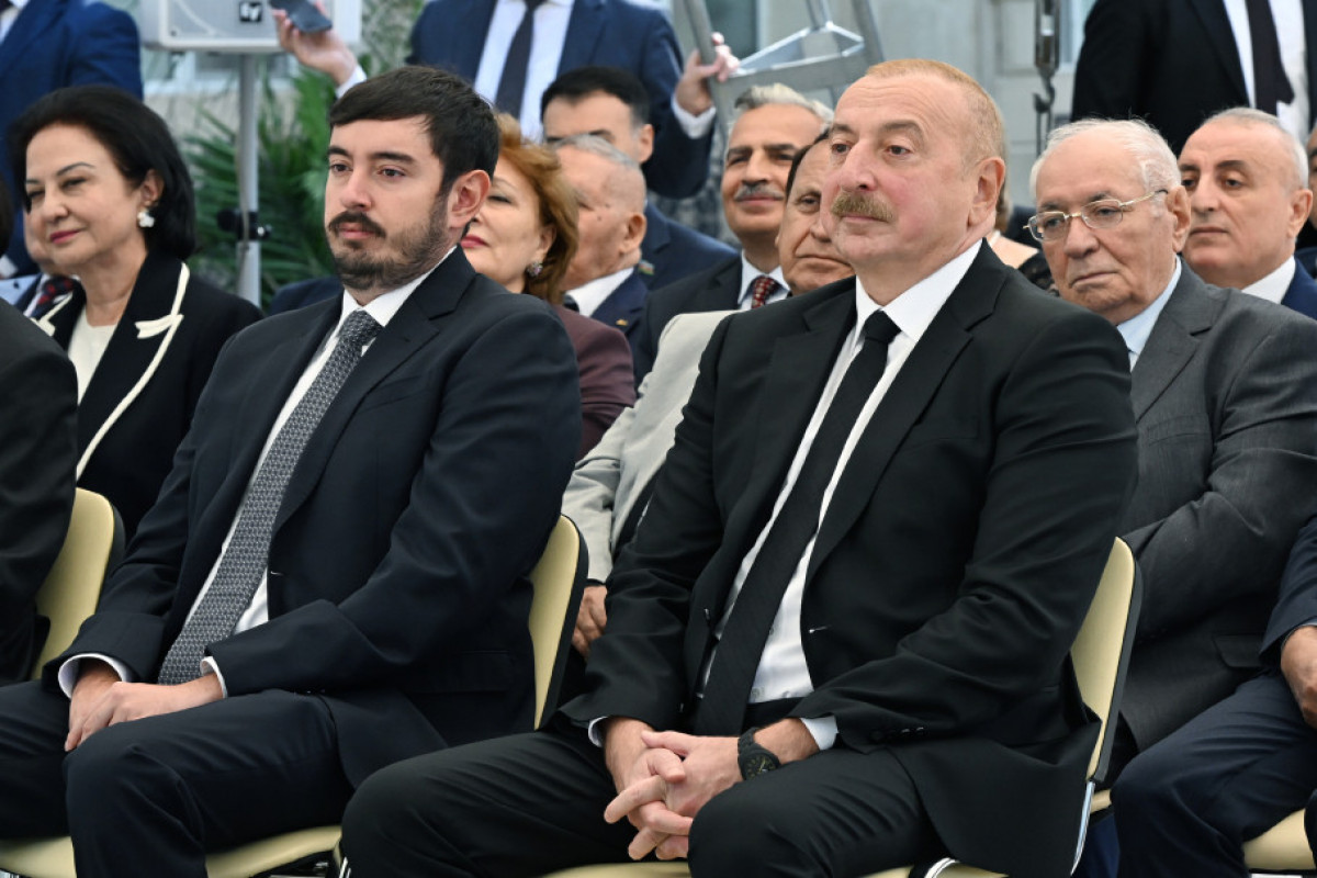 Le président Ilham Aliyev participe au dévoilement de la statue d’Achoug Alesguer à Bakou -Photo 