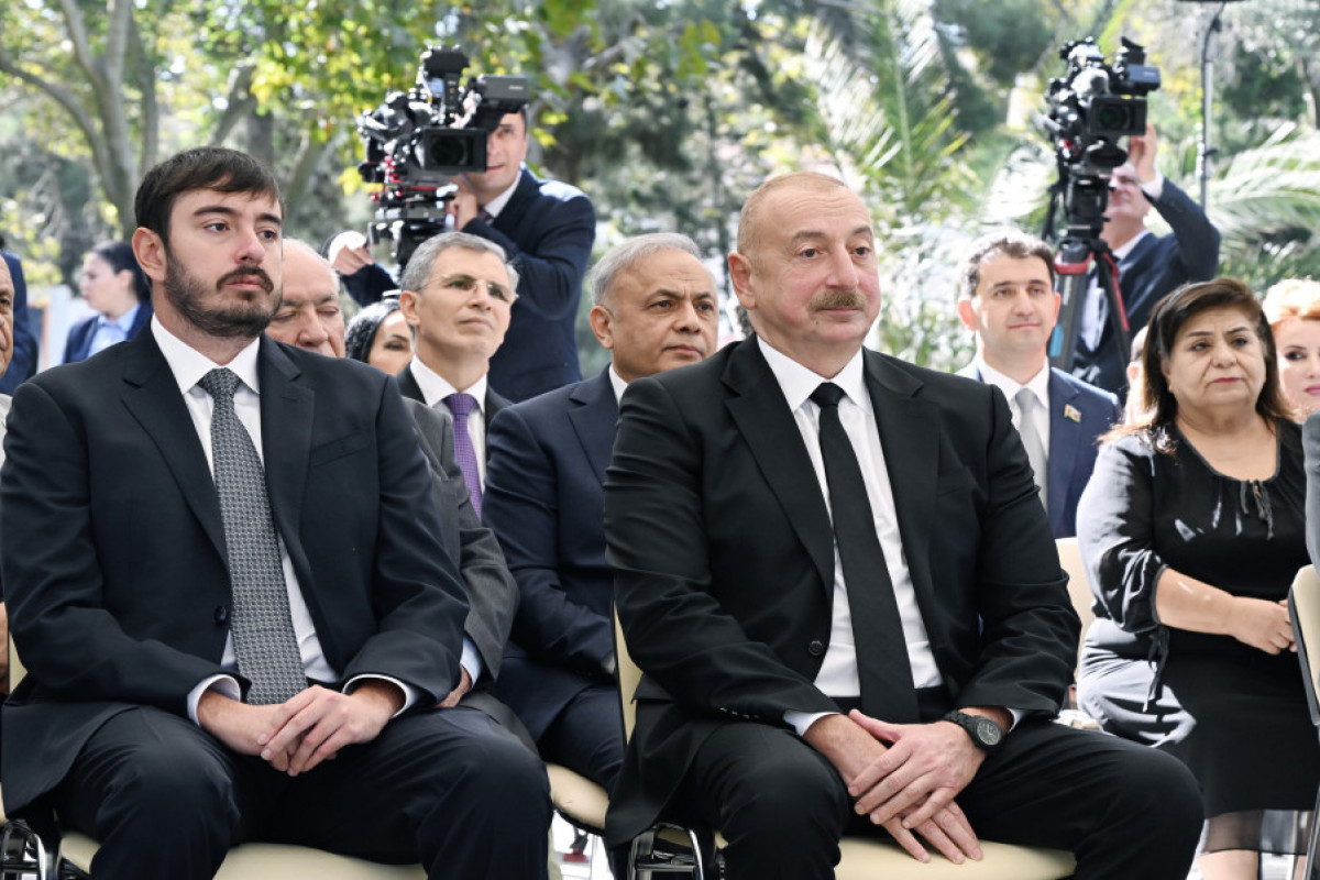 Le président Ilham Aliyev participe au dévoilement de la statue d’Achoug Alesguer à Bakou -Photo 