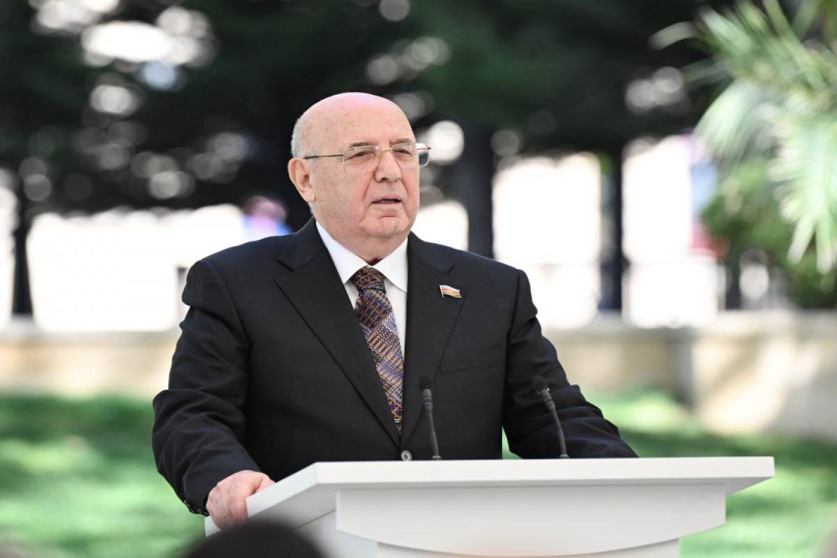 Le président Ilham Aliyev participe au dévoilement de la statue d’Achoug Alesguer à Bakou -Photo 