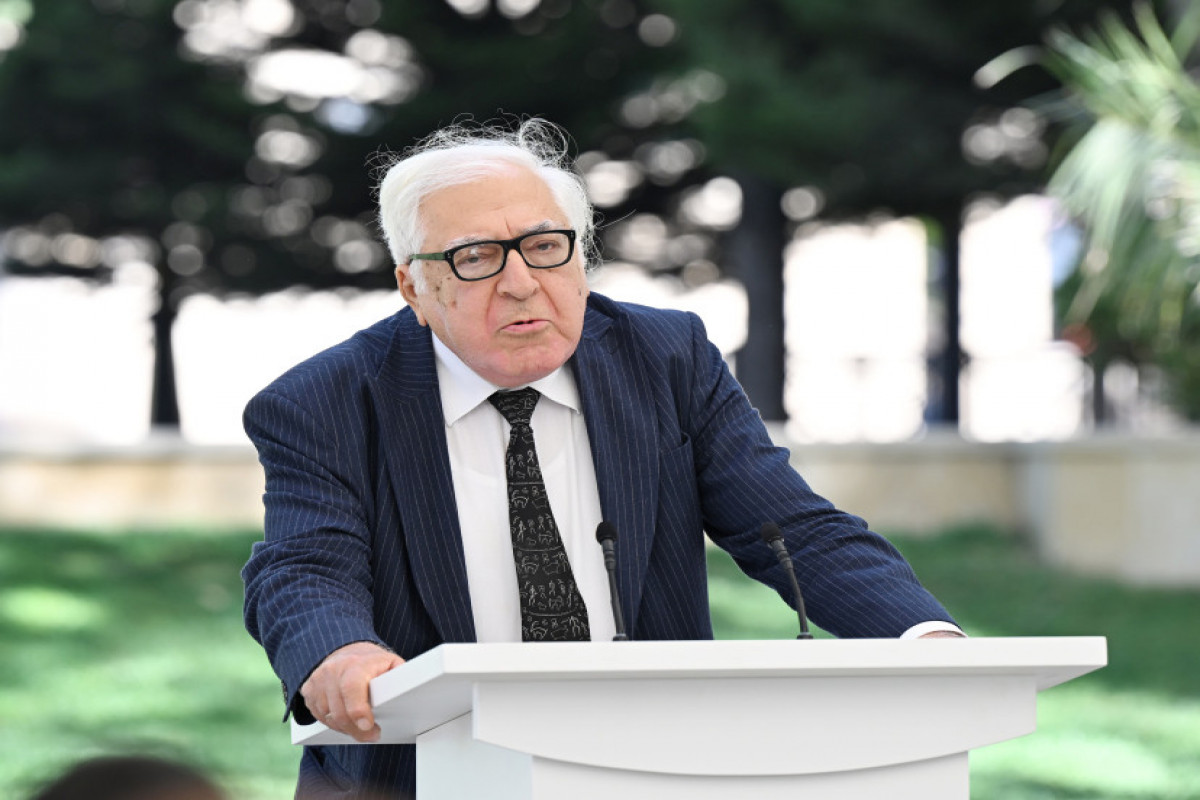 Le président Ilham Aliyev participe au dévoilement de la statue d’Achoug Alesguer à Bakou -Photo 