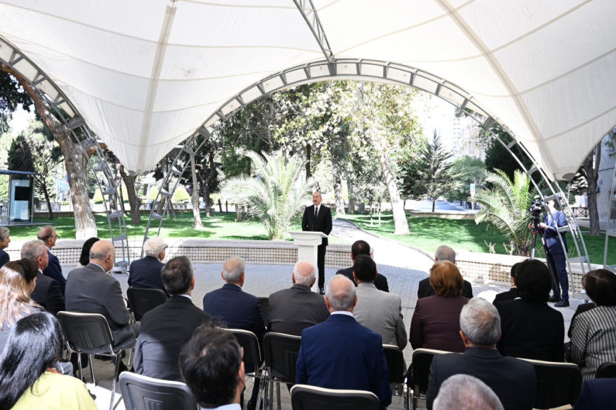 Le président Ilham Aliyev participe au dévoilement de la statue d’Achoug Alesguer à Bakou -Photo 