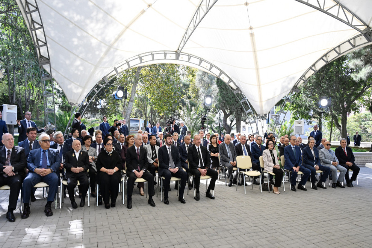 Le président Ilham Aliyev participe au dévoilement de la statue d’Achoug Alesguer à Bakou -Photo 