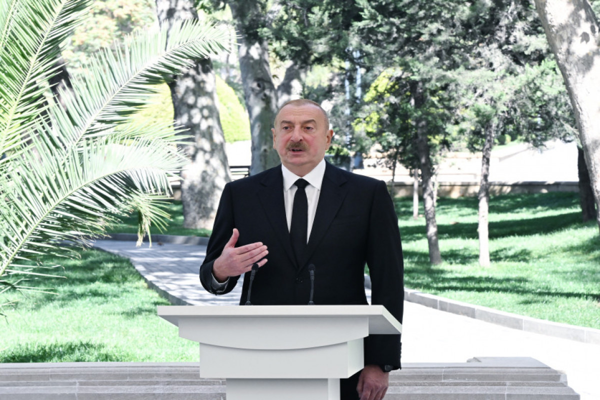 Le président Ilham Aliyev participe au dévoilement de la statue d’Achoug Alesguer à Bakou -Photo 