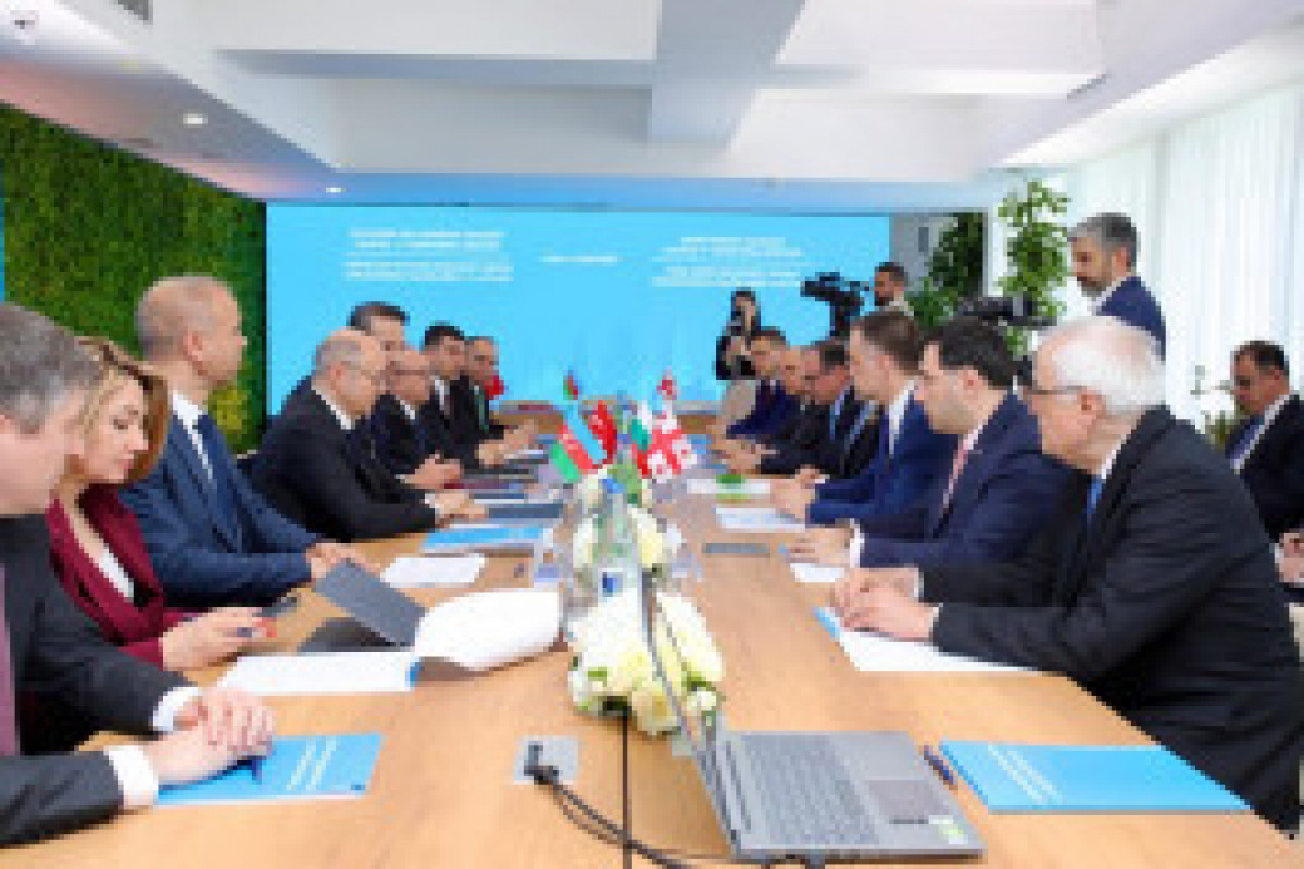 Signature d'un Mémorandum d'accord sur le corridor d'énergie verte Azerbaïdjan-Géorgie-Türkiye-Bulgarie