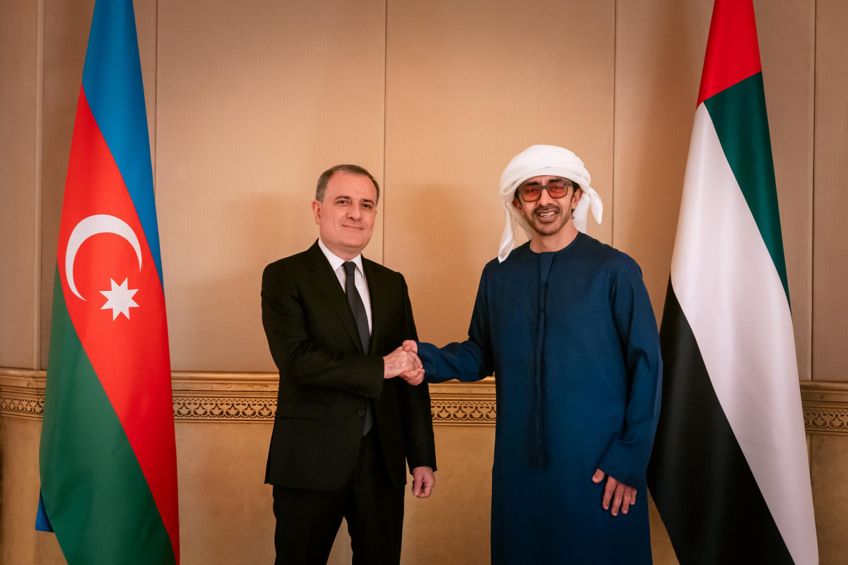 Le ministre azerbaïdjanais des Affaires étrangères discute des efforts de paix dans la région avec son homologue émirati