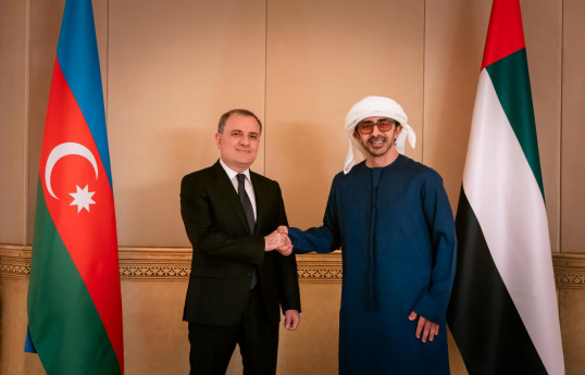 Le ministre azerbaïdjanais des Affaires étrangères discute des efforts de paix dans la région avec son homologue émirati