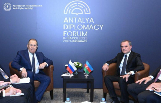 Les questions régionales au menu des discussions entre Djeyhoun Baïramov et Sergueï Lavrov