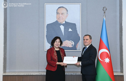 Présentation de la copie figurée des lettres de créance de la nouvelle ambassadrice de Chine en Azerbaïdjan
