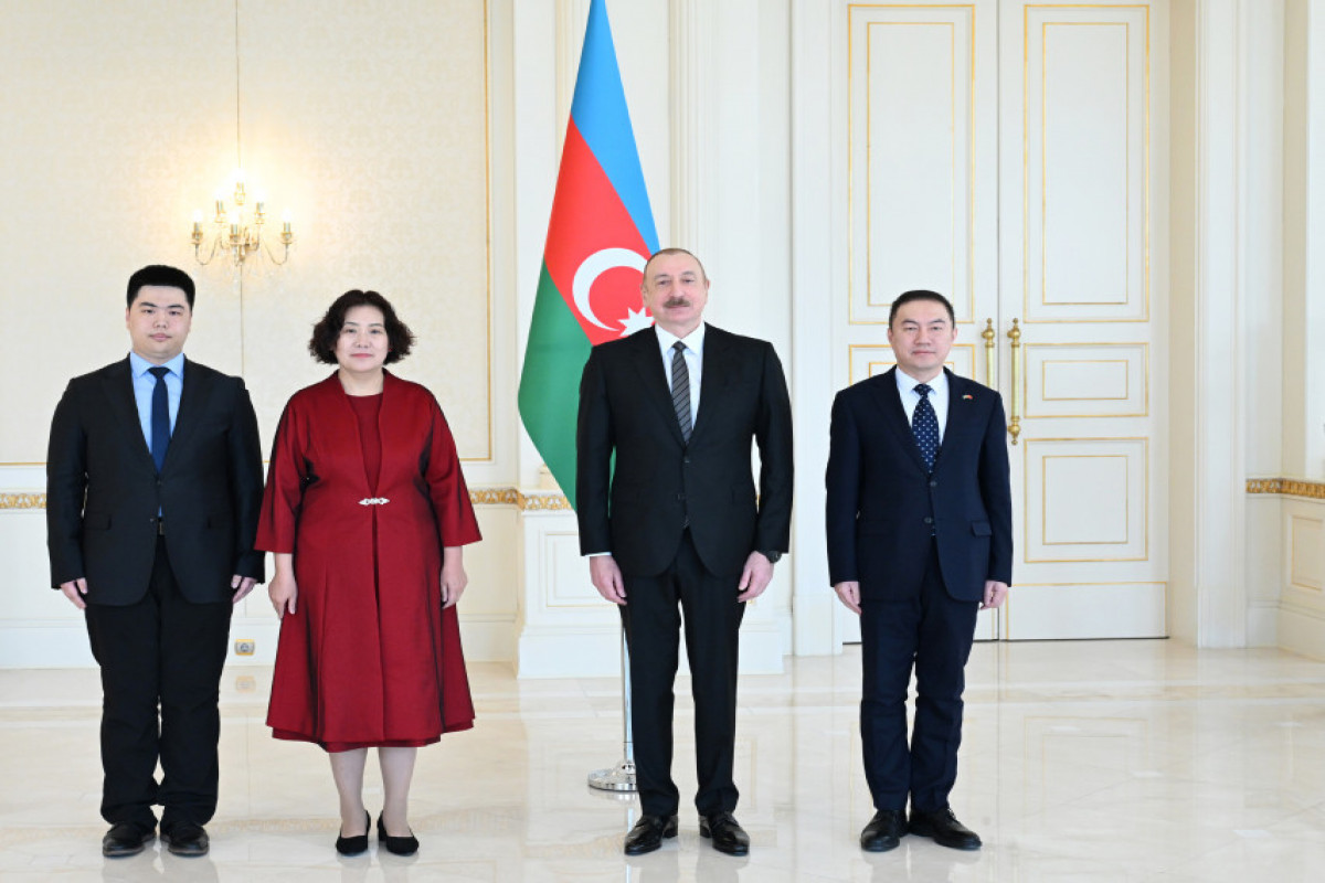Ilham Aliyev reçoit les lettres de créance de la nouvelle ambassadrice de Chine à Bakou